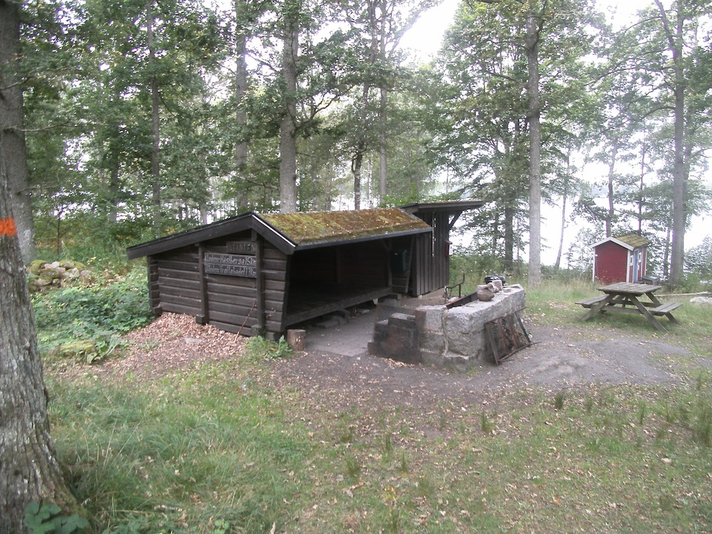 Schuilhut bij klinten, nabij de camping
