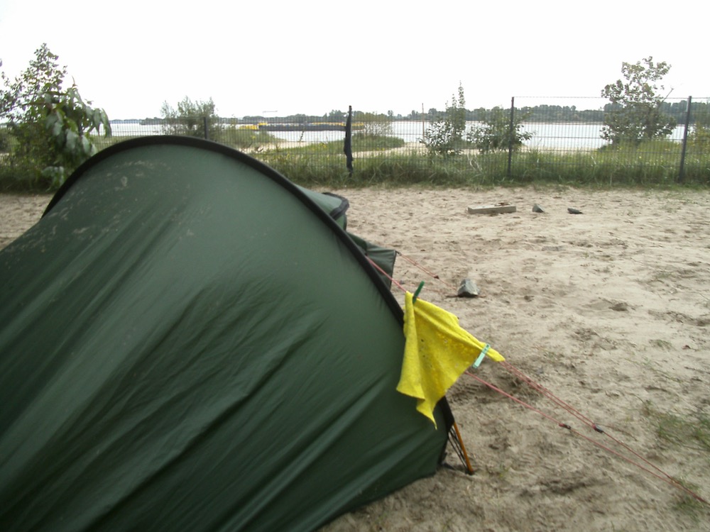 Tent aan de oever van de Elbe